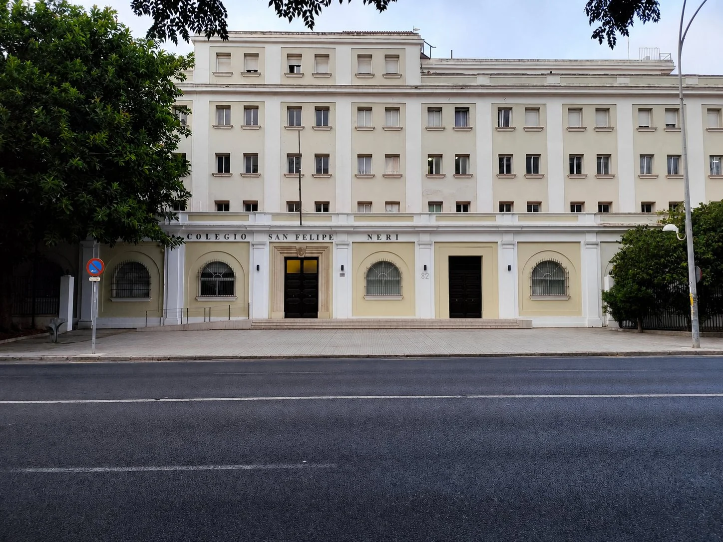 Fachada principal del Colegio San Felipe Neri en la avenida de Andalucía, Cádiz